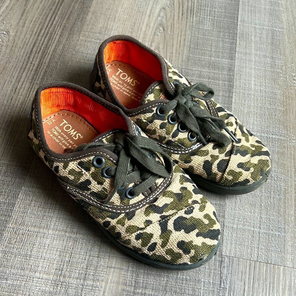 TOMS Boys Camo Print Slip On Lace Tie Shoes, Size 13 Toddler Youth Military